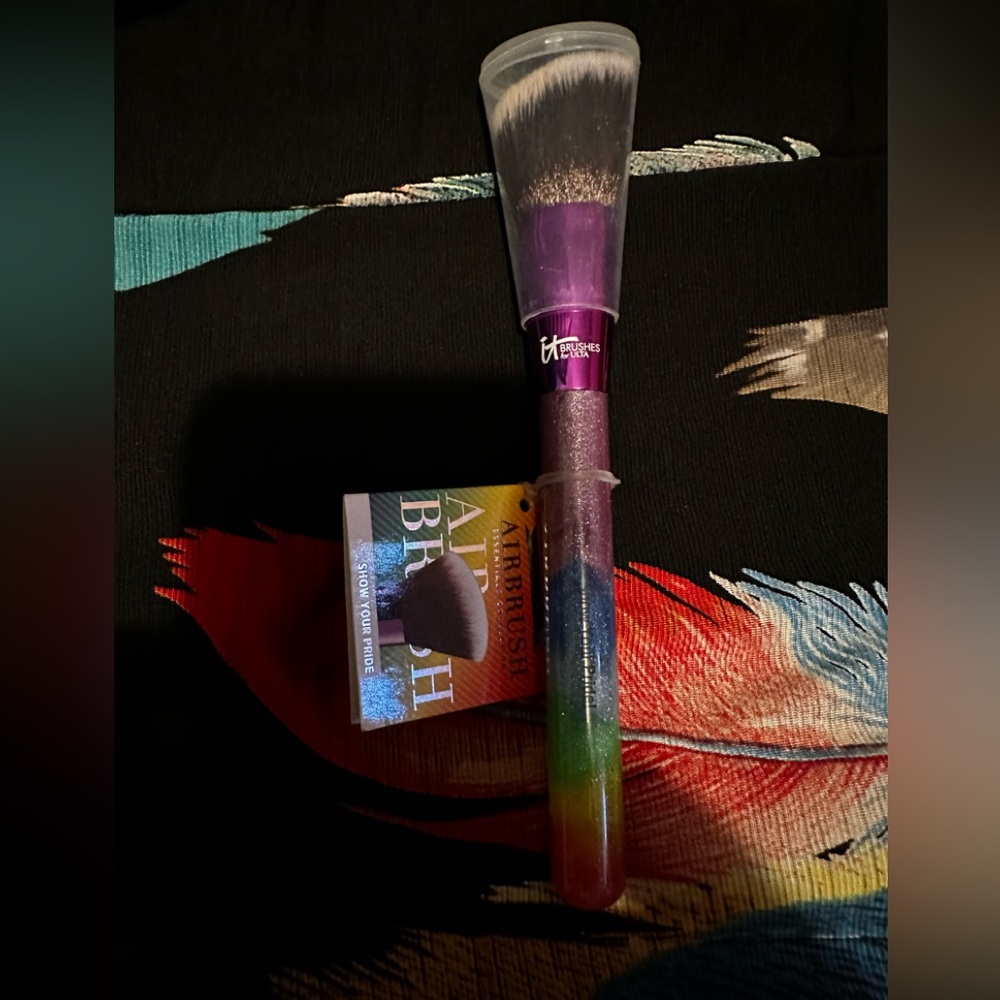 NWT IT Cosmetics Pride Brush. 🌈